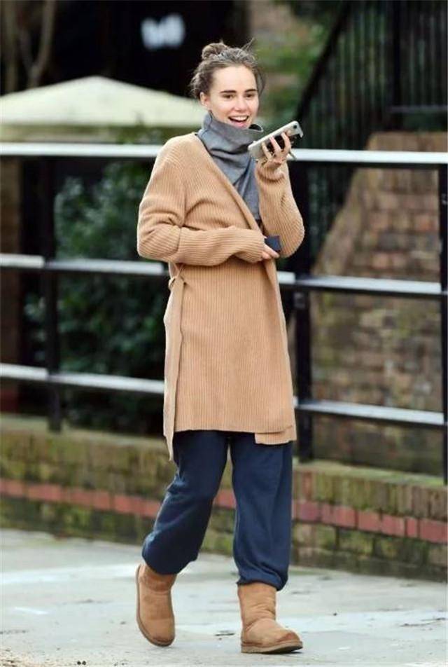 方面 女人过了50岁,不管穿大衣还是羽绒服,少搭这4双鞋,邋遢掉档次