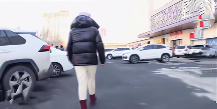 治疗花甲大妈做美容，两年多时间花了六十多万，“大妈月薪两千多”