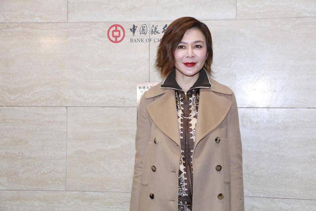 浅棕色 57岁关之琳依旧风韵犹存!浅棕色大衣稳重大气,涂大红唇气场强大