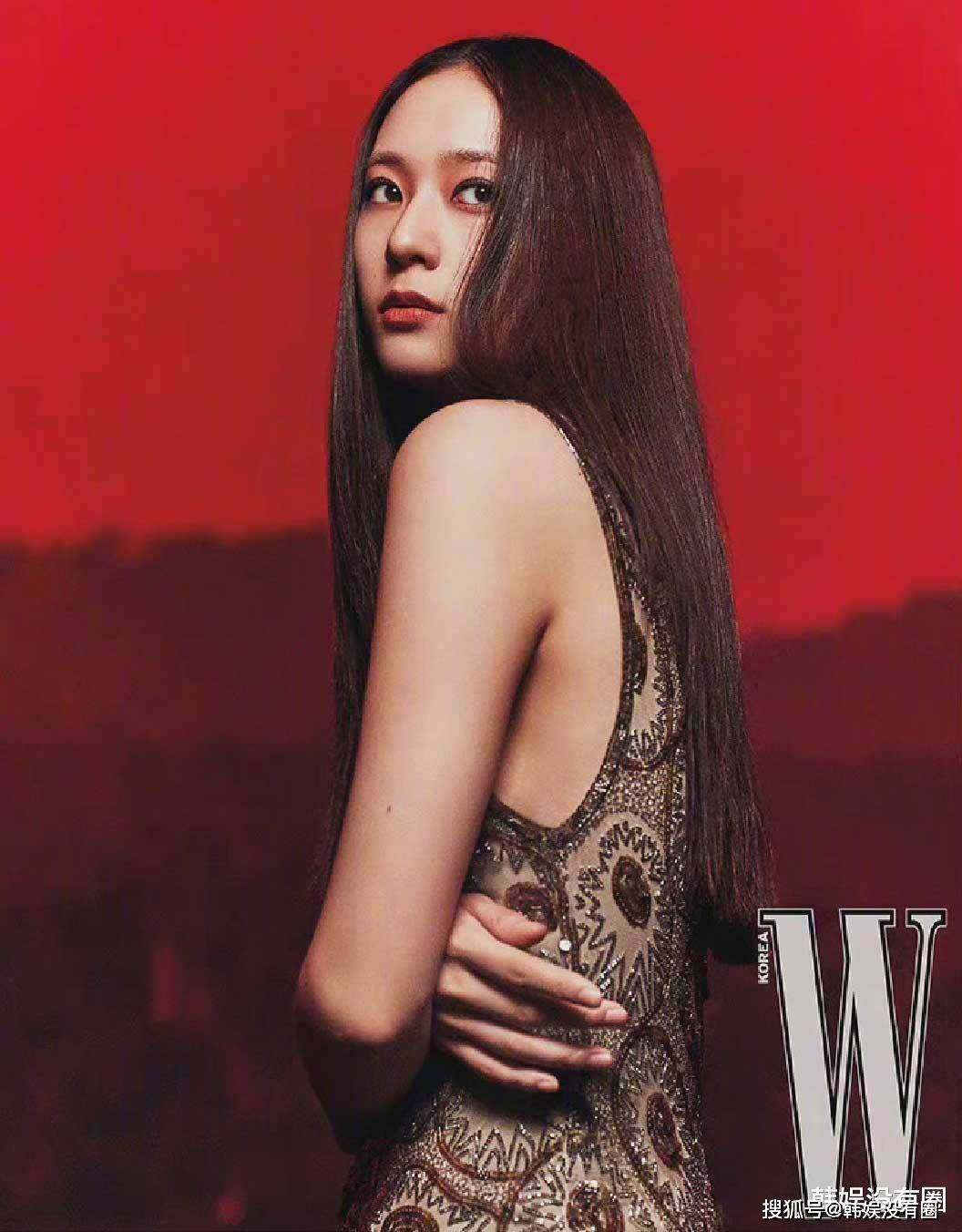 krystal郑秀晶登《w》杂志封面,展现画报匠人的千面魅力