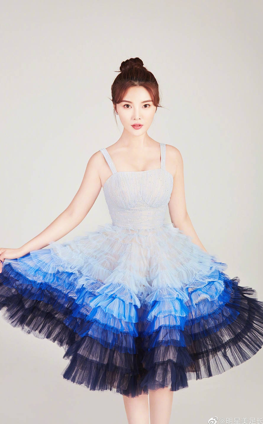 整体 徐冬冬新风格拿捏得太完美！一袭抹胸长裙扮嫩，造型纯欲像少女
