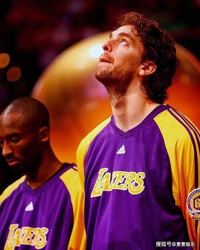 另外在感恩节的当天,瓦妮莎和科比以前的老朋友保罗加索尔一起合影