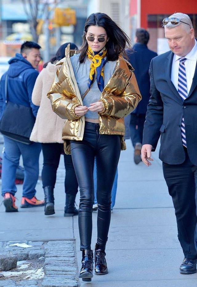 喇叭裤 2020年新冬，羽绒服不流行配打底裤了，这“3种”裤子更时髦显瘦