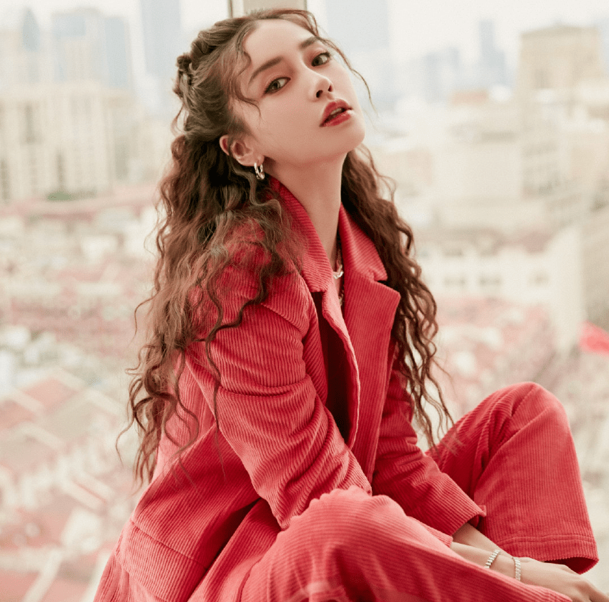 杨颖 杨颖出席线下活动,遭遇路人抓拍生图,真实颜值如何一眼就知道