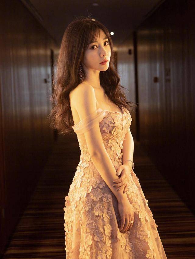 曲线 柳岩身材真丰满！一袭抹胸连衣裙大秀事业线性感高级，凹凸感真好