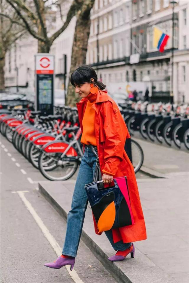 身材 再穿打底裤就落伍了，今年流行“烟管裤”，明星穿上后气质飙升！