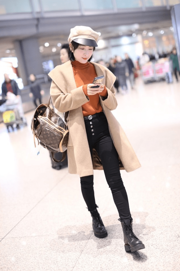 黑色 40岁的马苏状态不输年轻人，穿卡其色大衣优雅时髦，气质超好