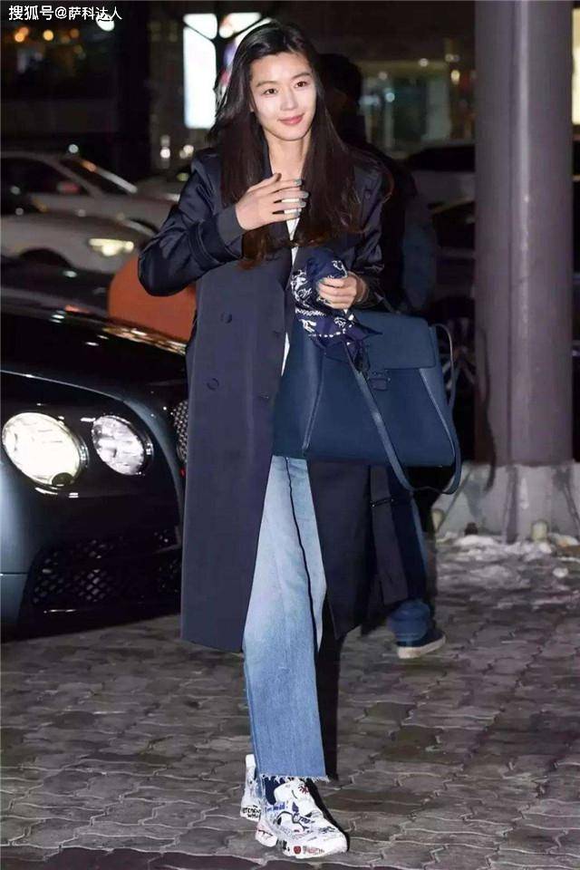 大衣 见过世面的女人大衣很少配打底裤，看全智贤这5套穿搭，高级大气
