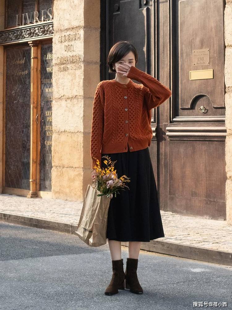 黑色 这位小姐姐真会打扮,“毛衣”都能穿出与众不同的气质,值得借鉴