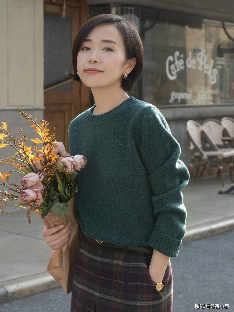 黑色 这位小姐姐真会打扮，“毛衣”都能穿出与众不同的气质，值得借鉴