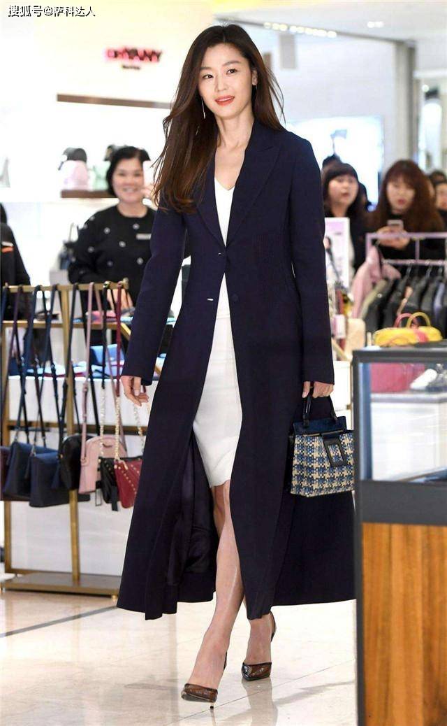 大衣 见过世面的女人大衣很少配打底裤，看全智贤这5套穿搭，高级大气