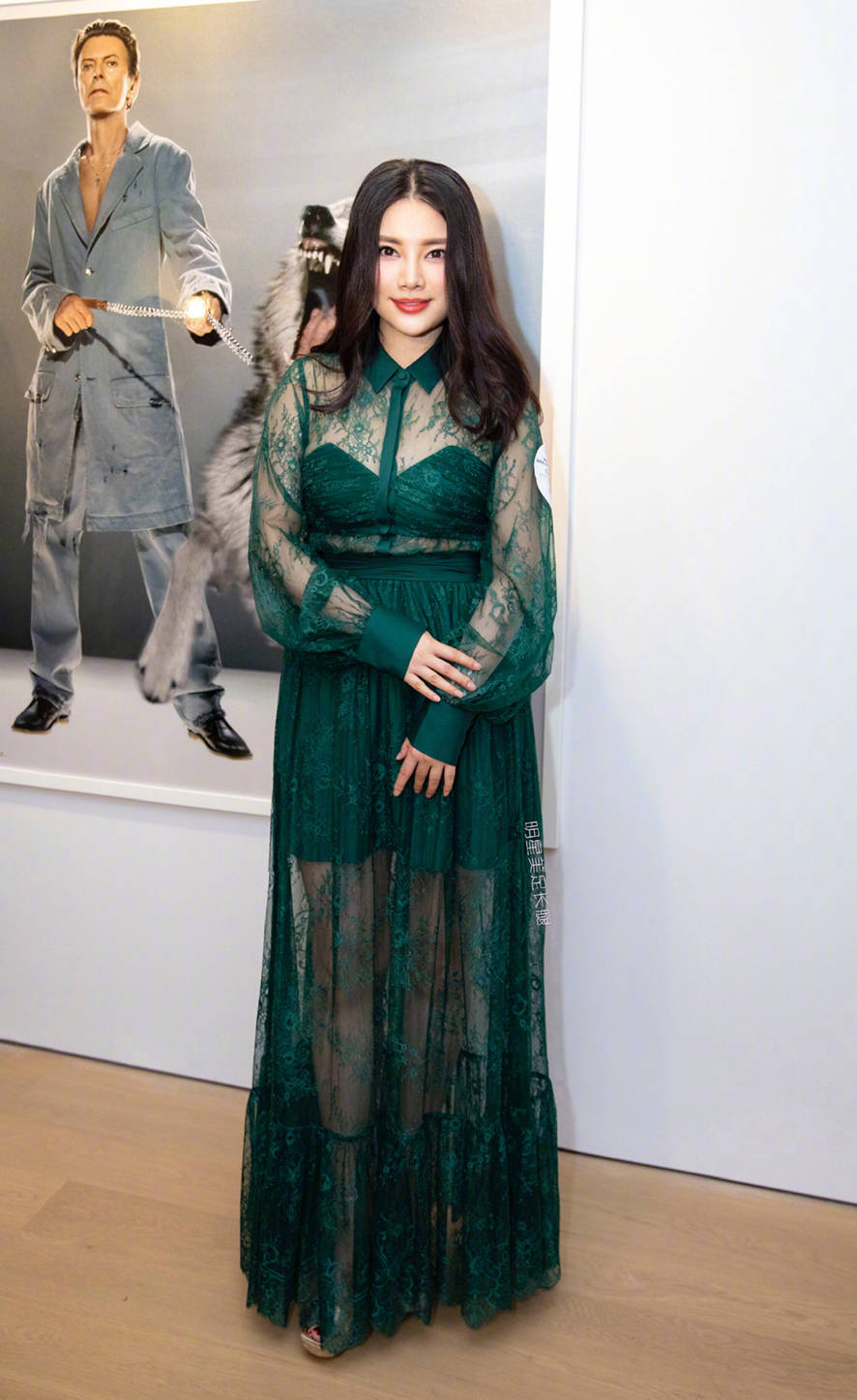 整体 徐冬冬新风格拿捏得太完美！一袭抹胸长裙扮嫩，造型纯欲像少女