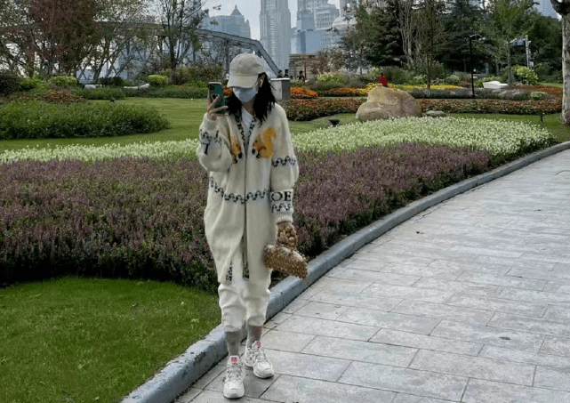 卫衣 热巴穿搭真尊重冬天！仗着腿细把裤脚直接塞袜子里，竟一点不显土