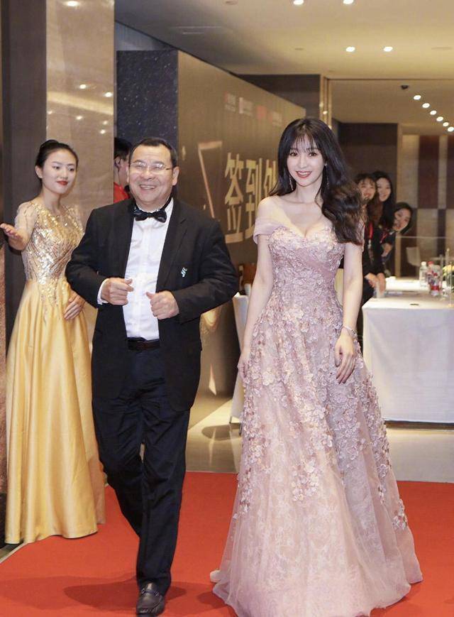 曲线 柳岩身材真丰满！一袭抹胸连衣裙大秀事业线性感高级，凹凸感真好