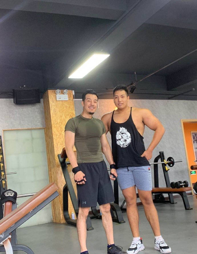 21岁山东大汉身高187cm大长腿体重100kg撸铁打造一身腱子肉