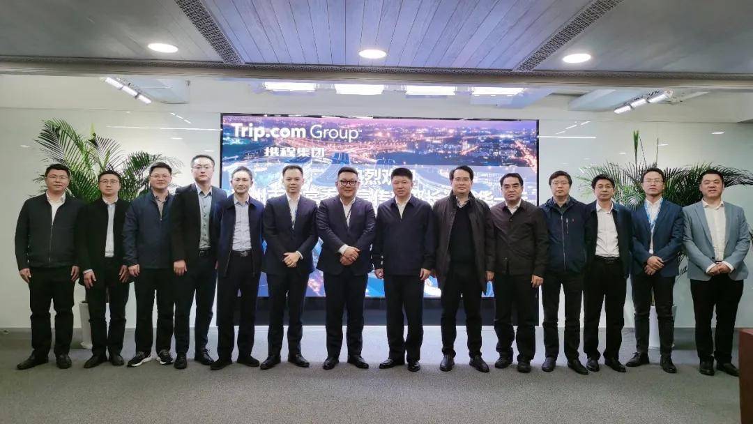 局长李俊锐,市政府驻上海联络处主任黄红民,赣州旅投集团董事长许志辉