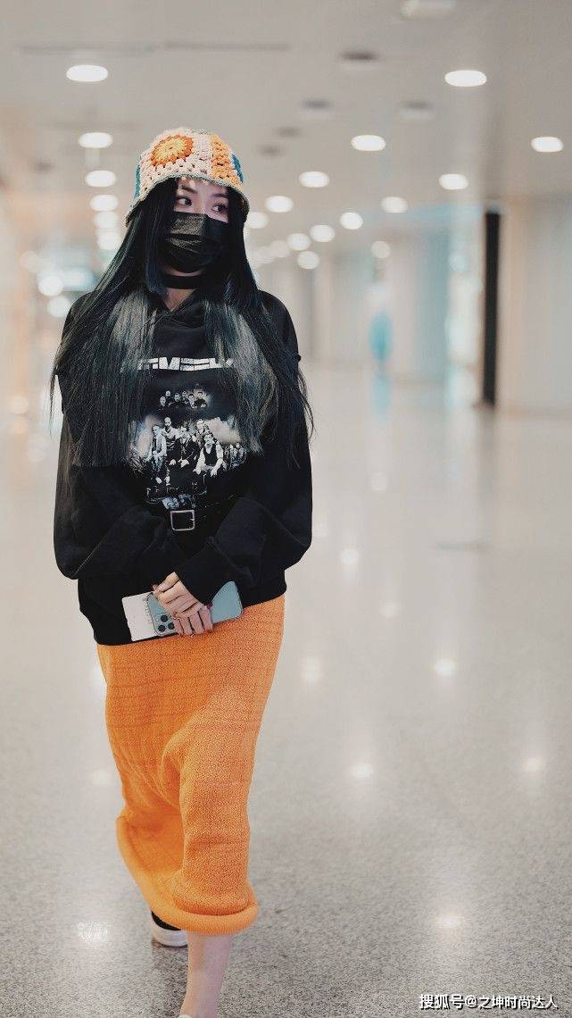 冬日 喻言时尚穿搭冬日黑橙撞色混搭