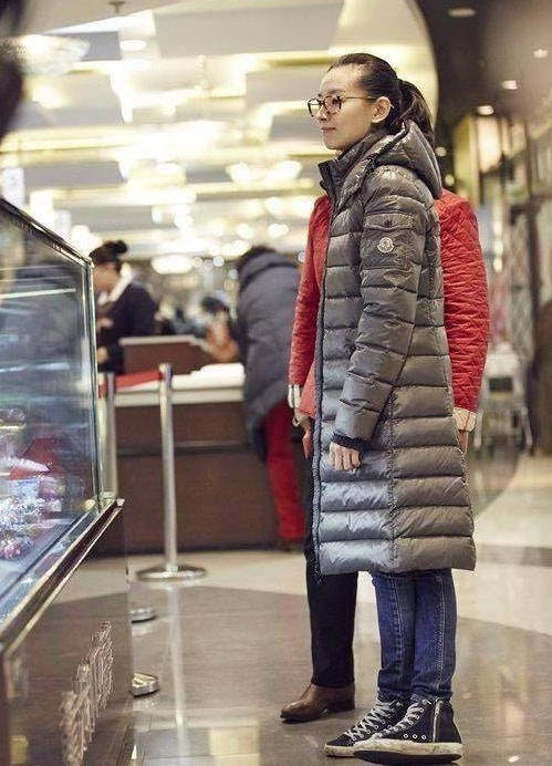 黑色 董洁在活动现场被拍，嘴角干瘪法令纹很深，好歹没去医美很真实！