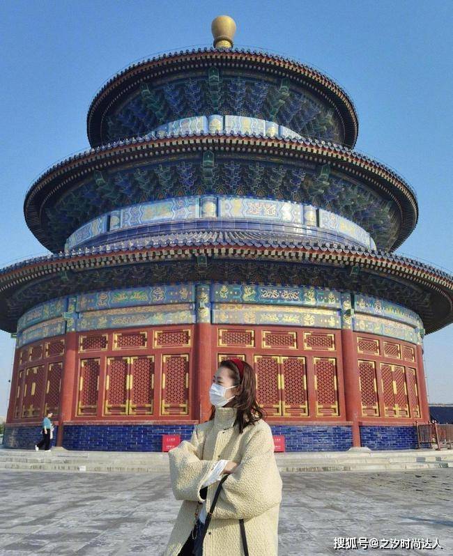 马甲 刘雯把平地变成“T台”,大牌加身挺高级,休闲装搭配也不赖