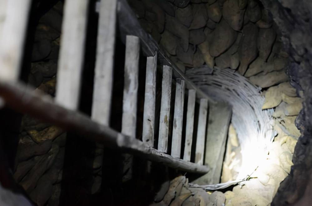 2010年武汉男子地窖囚禁少女590天凭彩电后盖藏纸条获得营救