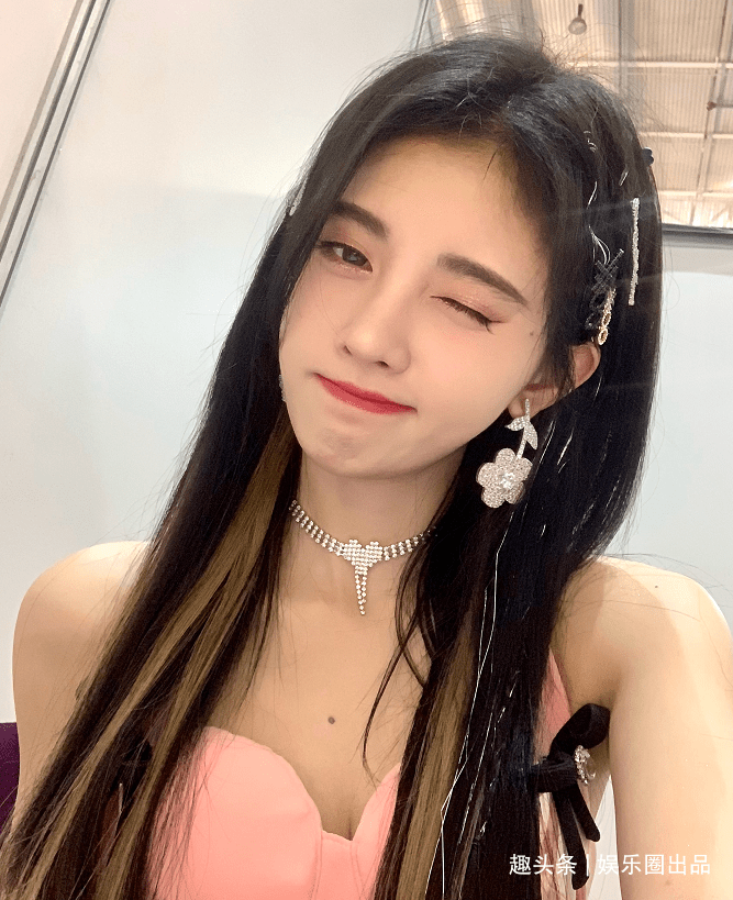 身材 鞠婧祎拍六月封面照，两套礼服两种美感，完美演绎“纯与欲”