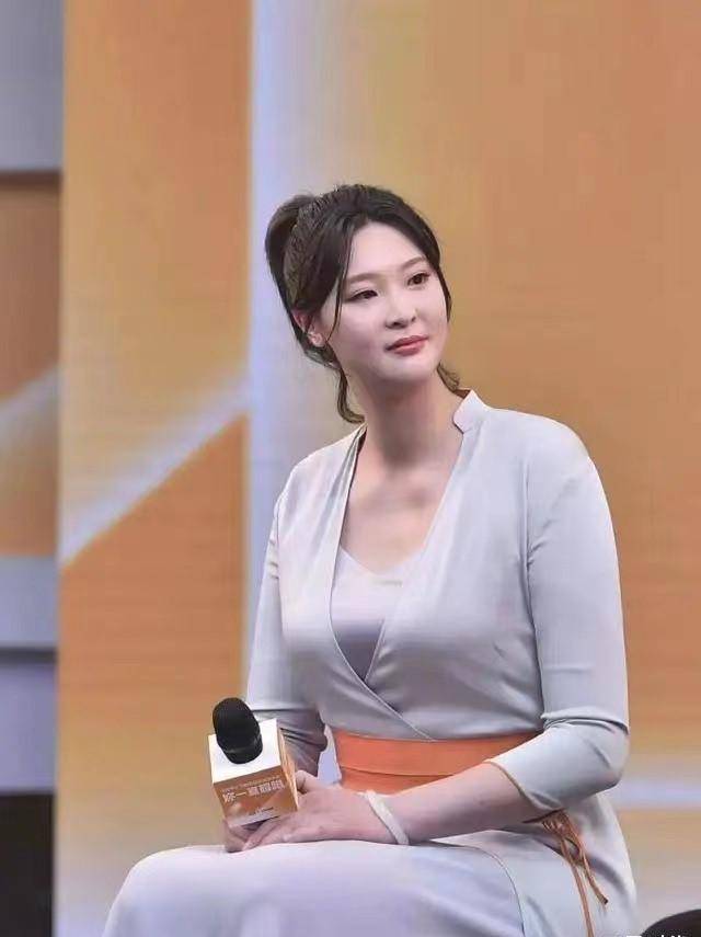 面料 惠若琪产后亮相,穿银色长裙温柔又气质,192身高人群中太占便宜