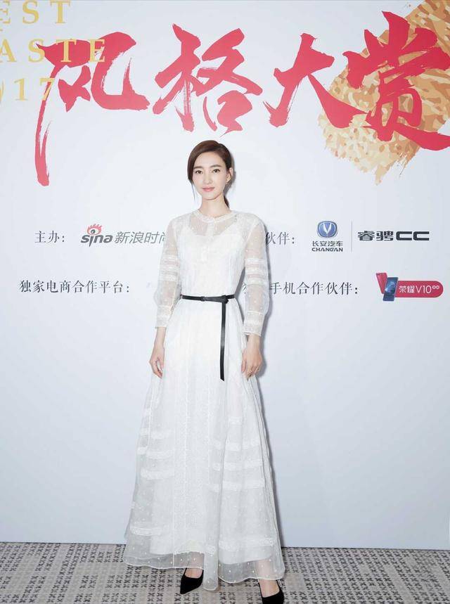 刺绣 王丽坤身材真有“料”，一袭白色连衣裙身材凹凸感十足，美丽动人