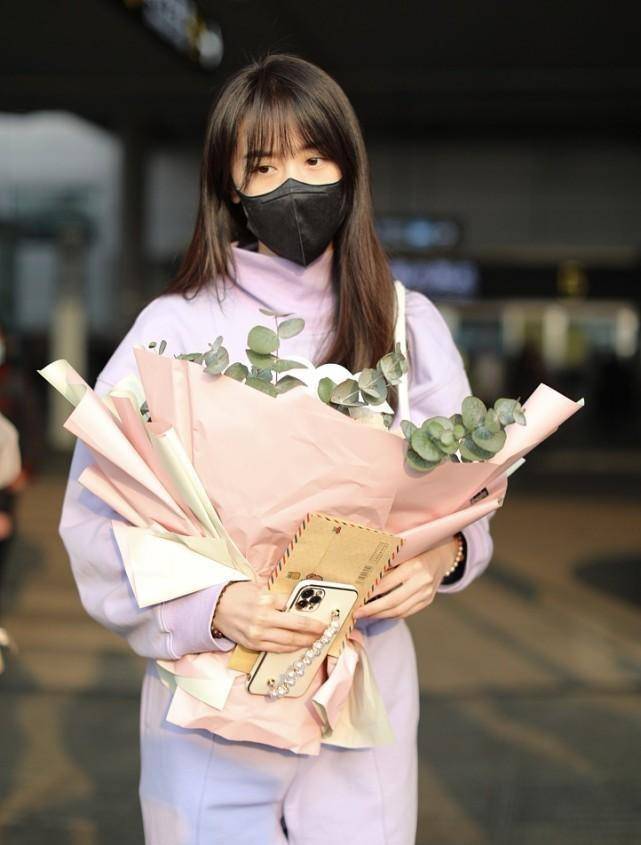 形象 年轻妹子穿浅色很清纯,参考袁冰妍的4款浅色造型,温柔又干净