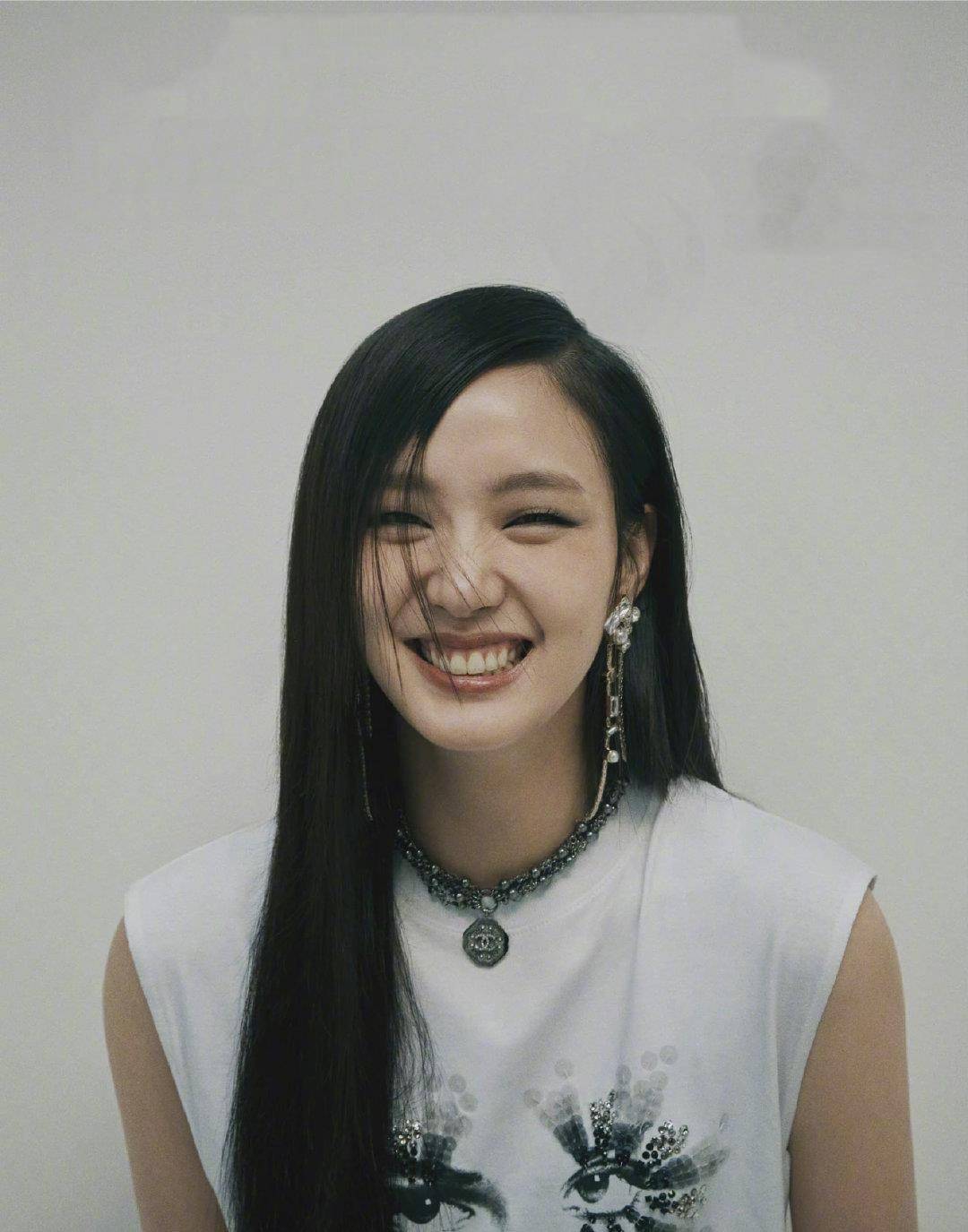 渔网 单眼皮女神金高银登杂志封面,渔网袜秀漫画腿,挑战朋克风超惹眼