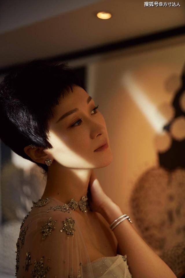 贵人 “愉贵人”亮相活动,穿星空刺绣长裙优雅又仙气,美出了新高度