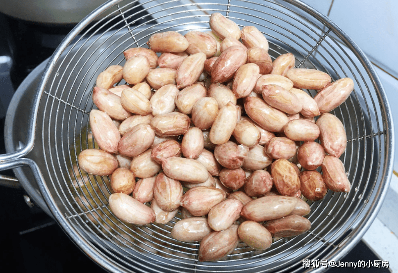 下锅|炸花生米只懂放盐,难怪不好吃!教你正确做法,更酥脆还耐放