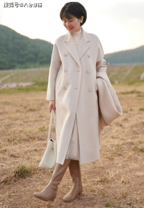 米色 长款大衣怎么穿出时尚感？看看这些穿搭小技巧，日常实用不挑人