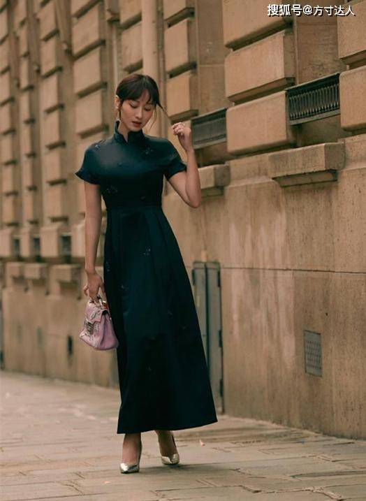 贵人 “愉贵人”亮相活动,穿星空刺绣长裙优雅又仙气,美出了新高度