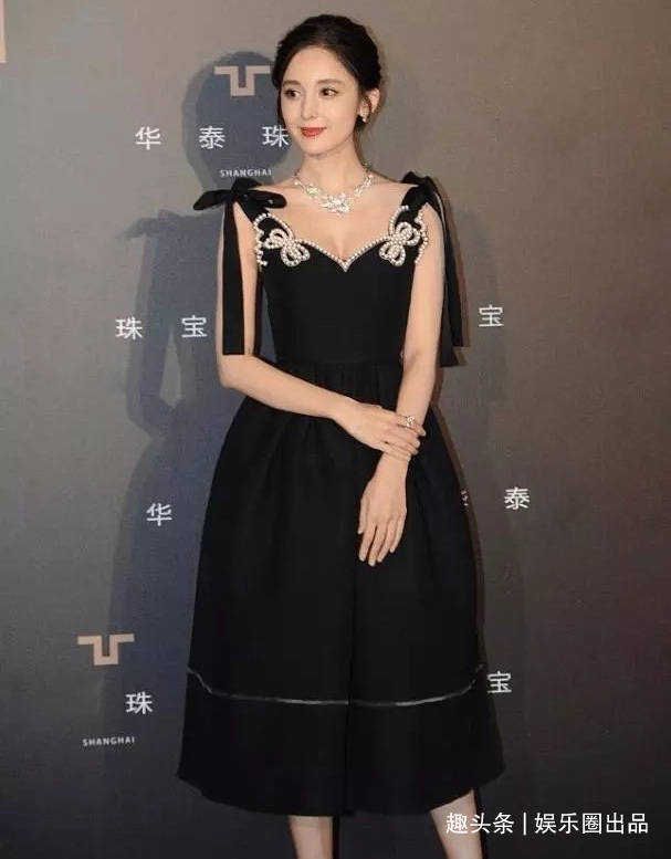 黑色 古力娜扎太奢侈了吧,在裙子上镶了几十颗钻石,领口设计好抢镜