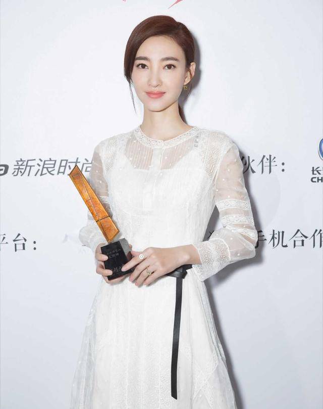 刺绣 王丽坤身材真有“料”，一袭白色连衣裙身材凹凸感十足，美丽动人