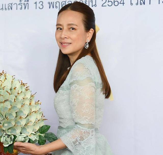 女神 “冻龄女神”伍伦盼好美，和女儿合照像姐妹！穿蛋糕裙清新如少女