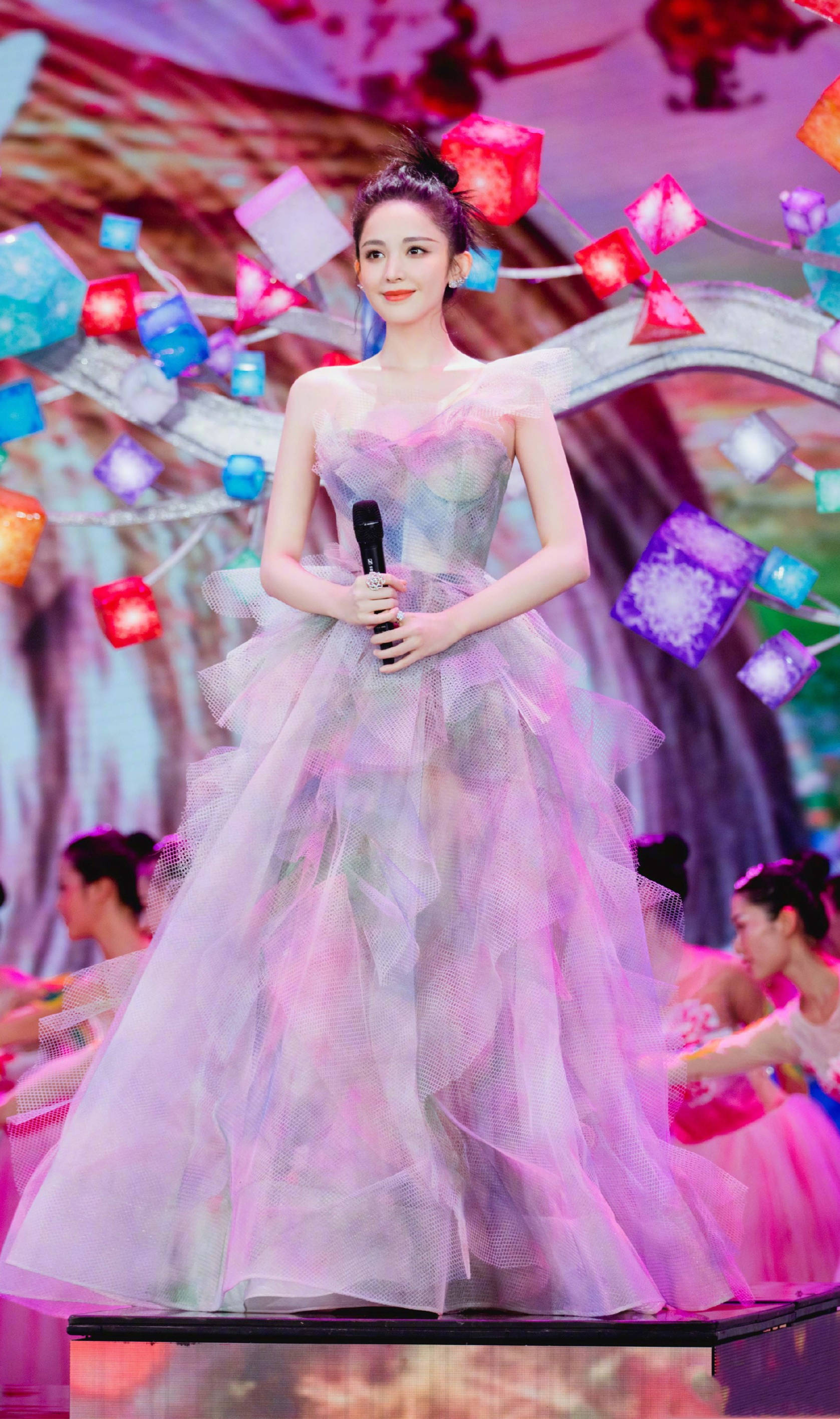 风情 古力娜扎不愧是异域风情的大美女，穿抹胸吊带太显嫩，造型感绝了