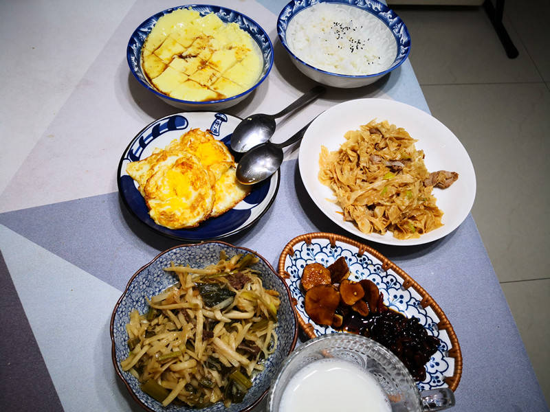 蔬菜|公公来家里住，媳妇做的早餐，在朋友圈火了，网友：太寒酸，抠门