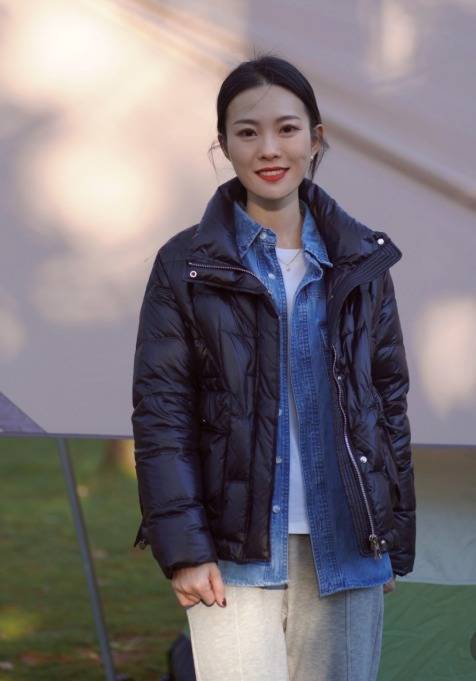 黑色 穿不厌的羽绒服,入冬选择这么穿不仅保暖舒适,还很减龄又时髦