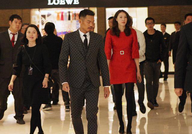 黑色 谢杏芳林丹同框，谢杏芳一袭红裙搭配黑丝袜性感迷人，大长腿抢镜