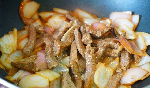 美食|早餐的煎牛扒，十分钟变身嫩滑炒牛柳，这食谱实用好吃，家人喜欢