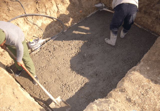 地脚螺栓预埋 我们一直这样做:先将地脚螺栓按设计尺寸组立成组;按照