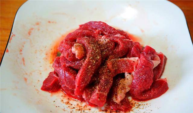 美食|早餐的煎牛扒，十分钟变身嫩滑炒牛柳，这食谱实用好吃，家人喜欢