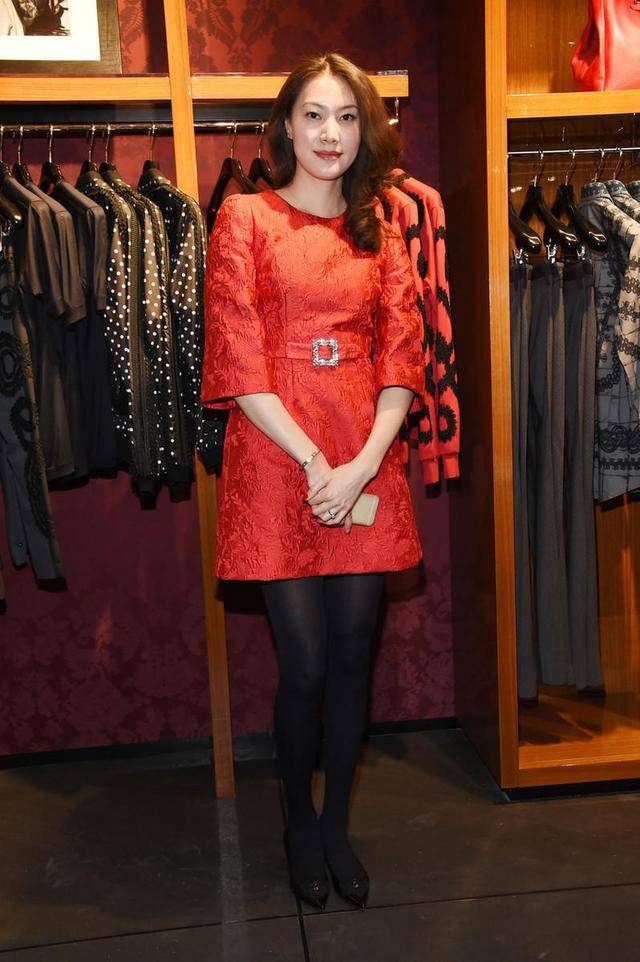 黑色 谢杏芳林丹同框，谢杏芳一袭红裙搭配黑丝袜性感迷人，大长腿抢镜