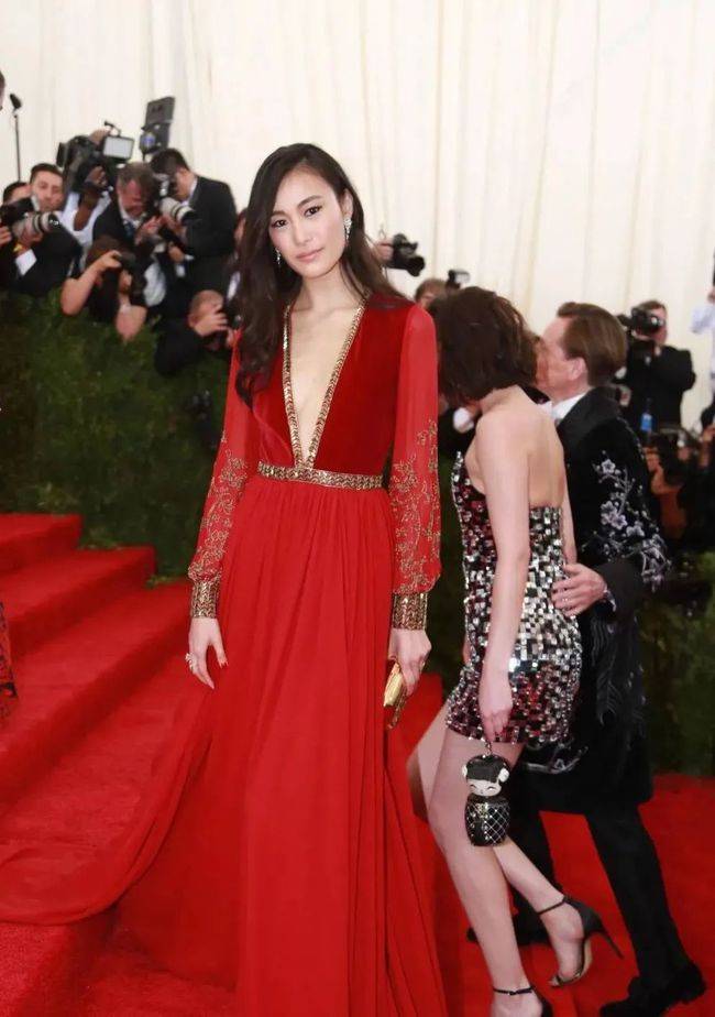 仙女 秦舒培大红晚礼服古典优雅