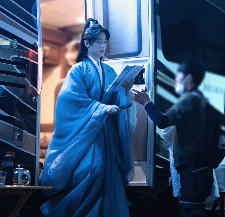 杨洋古|《且试天下》定妆照，杨洋古装高马尾帅气依旧，我却被女主美到了