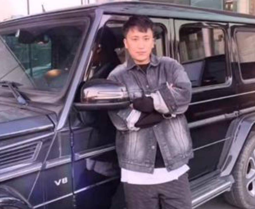 富二代|吴云飞:赵本山的富二代徒弟,曾投资吴京的电影,用金条当盆栽