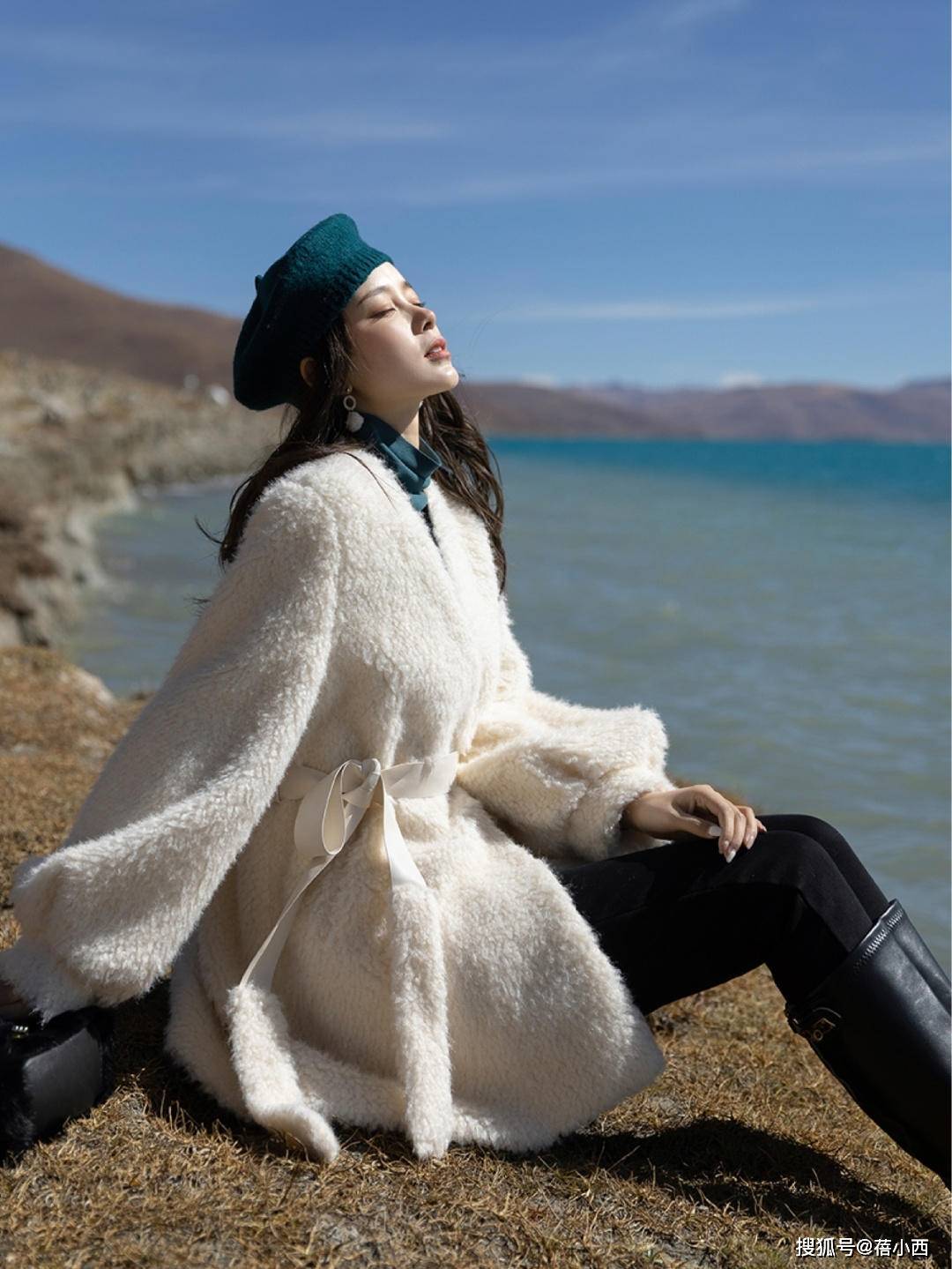 羊羔 冬季还是穿“羊羔毛外套”最减龄，配半身裙、小黑裤，时髦又洋气