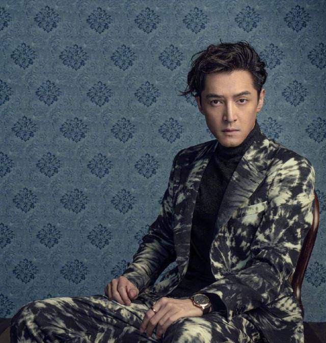 新造型 胡歌拍封面新造型!穿西装似霸道总裁,37岁果然帅得与众不同