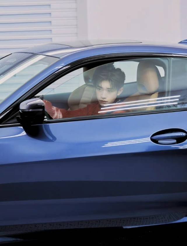 易烊千玺预告首曝开车片段长发自由随性越来越有男友力了